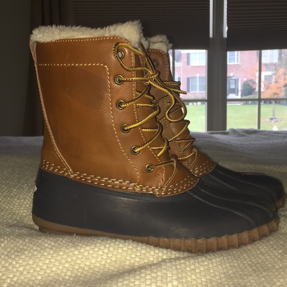 American Eagle Outfitters Shoes - American eagle fur lined “duck boots” with zipper